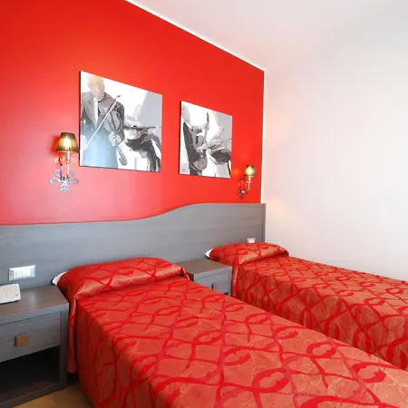 מלון דירות Kiara 4*