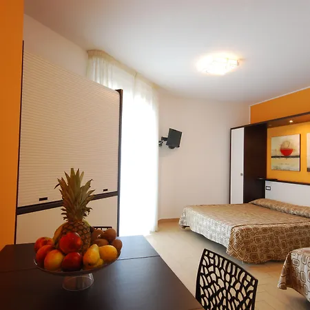 מלון דירות Kiara 4*