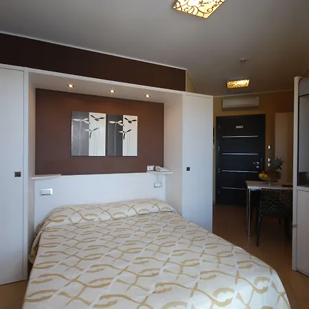 Kiara מלון דירות 4*