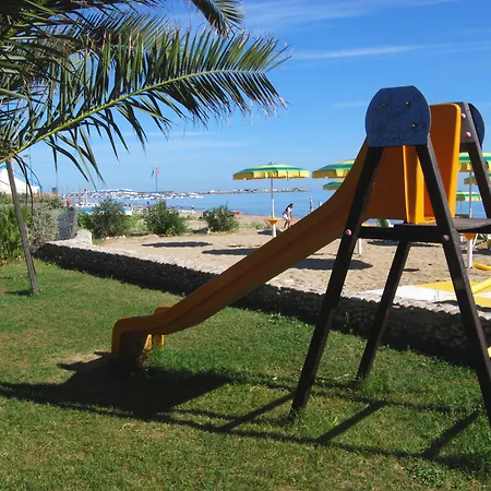 Kiara מלון דירות 4*