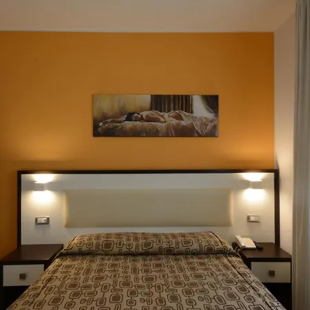 מלון דירות Kiara 4*